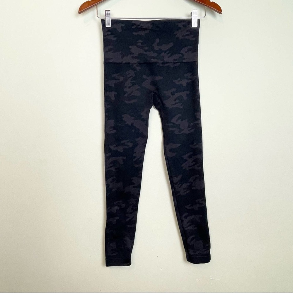 Spanx Look At Me Now Seamless Cropped Leggings size M Camo Black